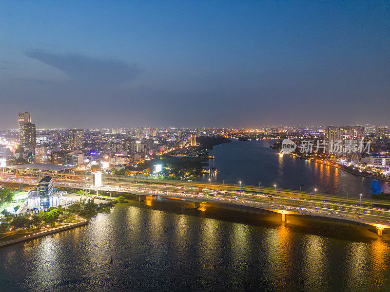 越南胡志明市鸟瞰图，这里有发展中的建筑、交通、能源电力基础设施。金融和商业中心。日落至夜。