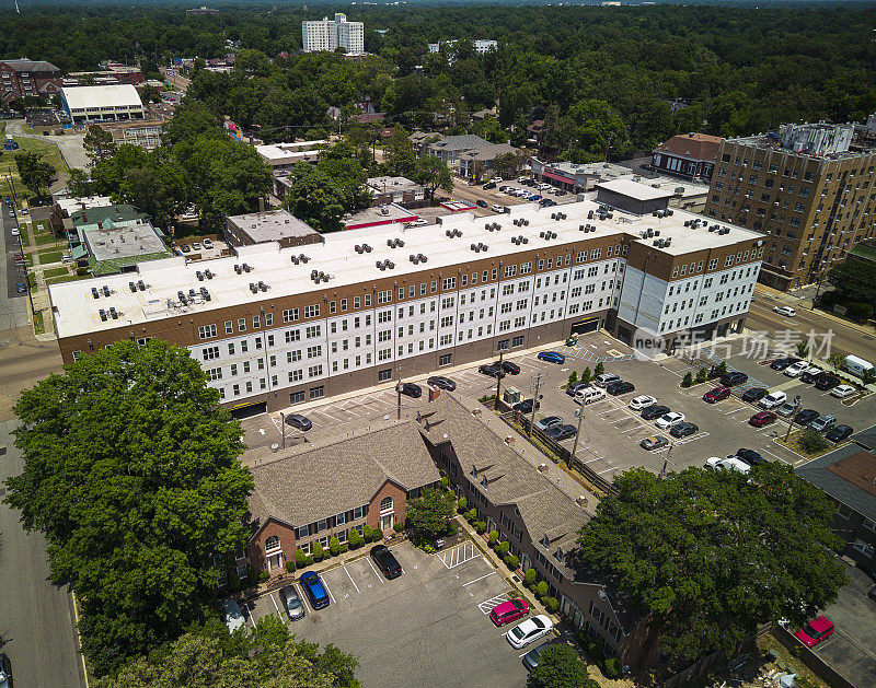 位于孟菲斯上城区北大街的多层公寓大楼，有停车场。城市景观与高层建筑和公寓的道路，鸟瞰图，田纳西州