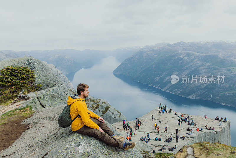 一名男子从挪威布道石山俯瞰风景