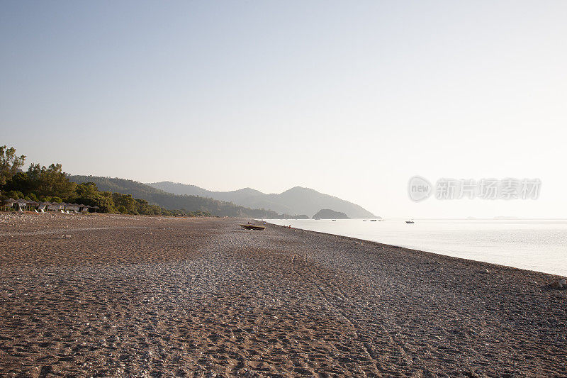 早晨，在Cirali村的海滩上