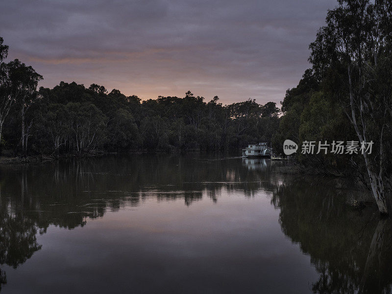 日出时河上的船