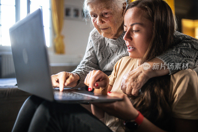 成年孙女在家帮奶奶用电脑