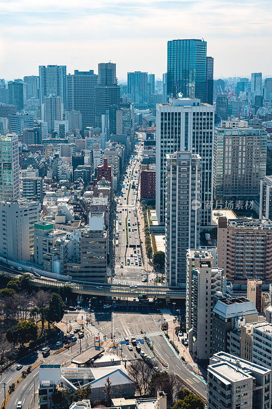 俯瞰东京，日本高速公路和建筑