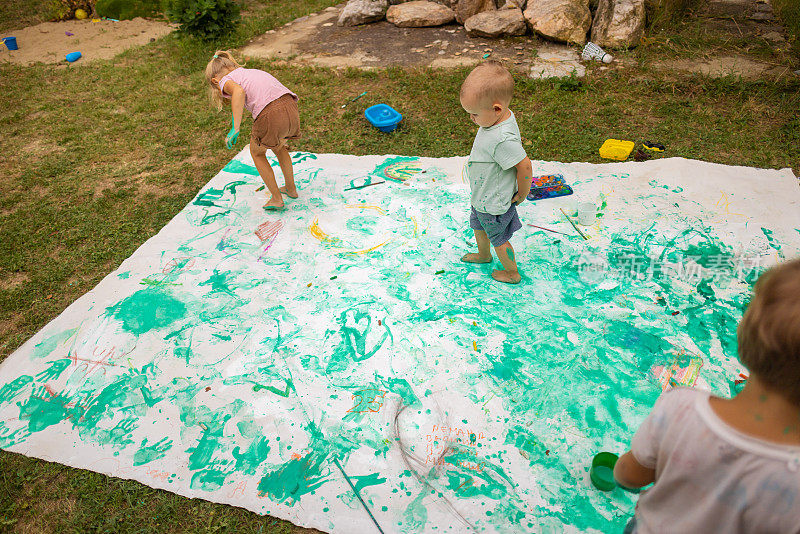 快乐的孩子们玩水彩画