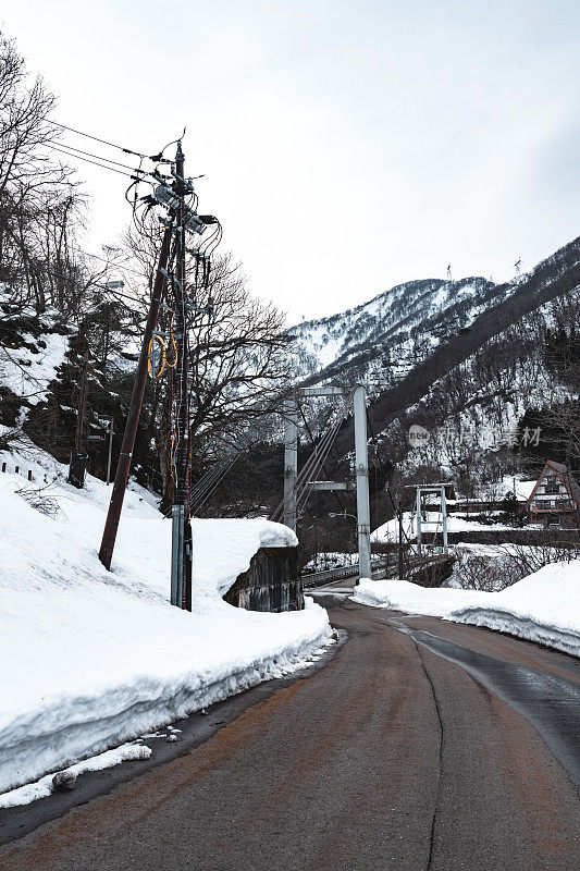 冬天通往白川乡山的路