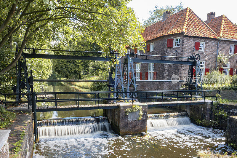 阿默斯福特中世纪城墙旁的石墙和Volmolen