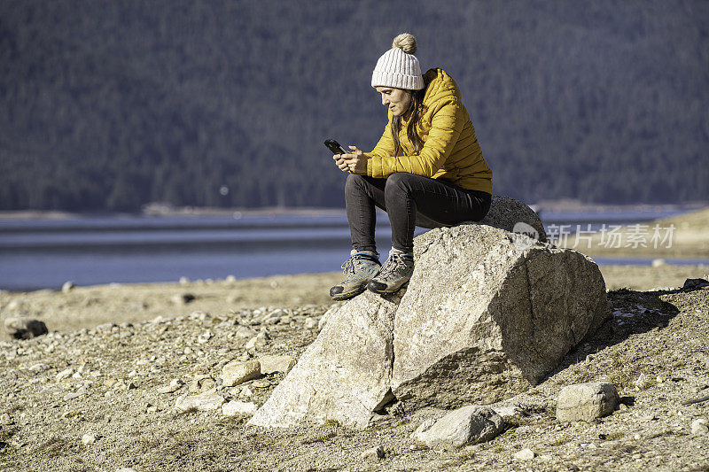 人与自然。湖边的女人。