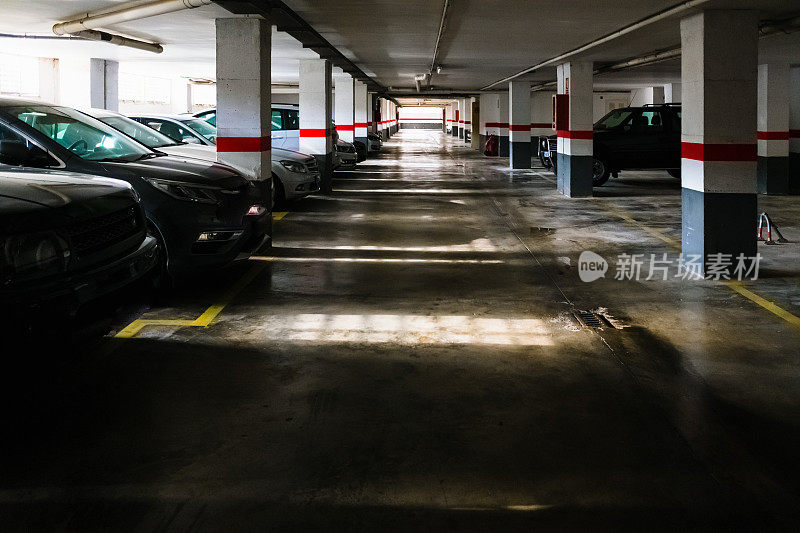 旧停车场在一个建筑的底层，有自然的阳光。