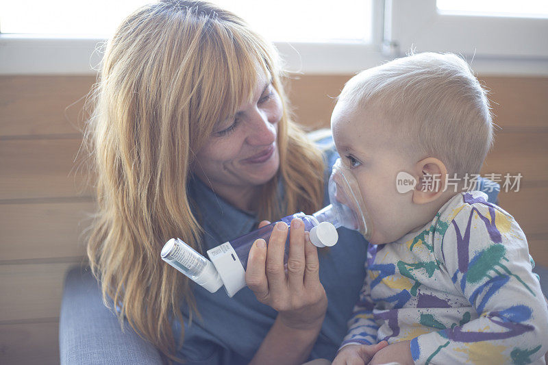 母亲拿着哮喘吸入器让她的孩子吸入