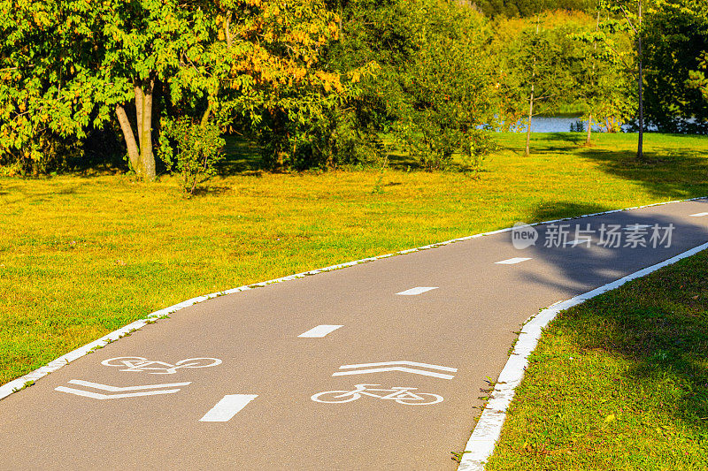 公园里有标记的空自行车道