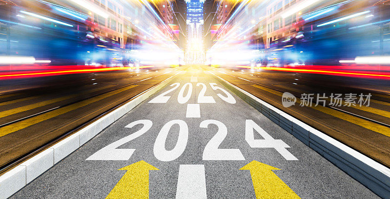 夜晚的城市街道，新年编号为2024和2025