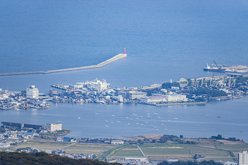 日本新泻佐渡县，佐渡岛，新泻县，从高丽中心Hakuundai看到的亮津港城市景观