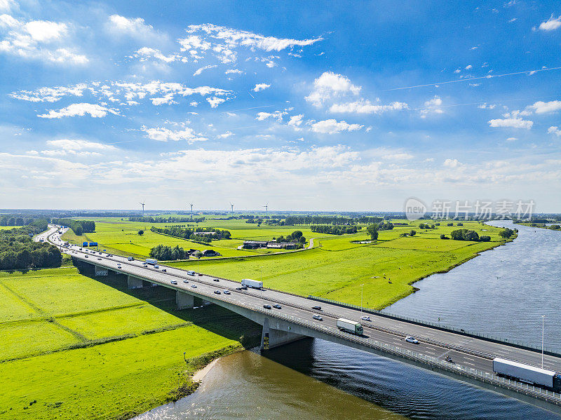 从上面看，桥上的公路横跨河流