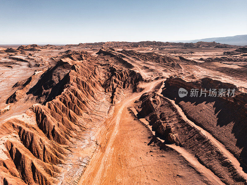 无人机在智利阿塔卡马沙漠上空飞行