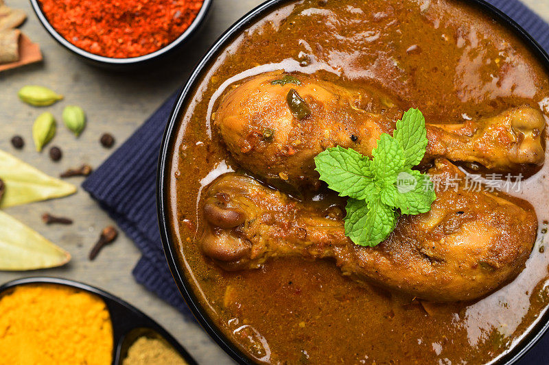 在碗里的咖喱咖喱咖喱鸡，辛辣的印度风格的鸡