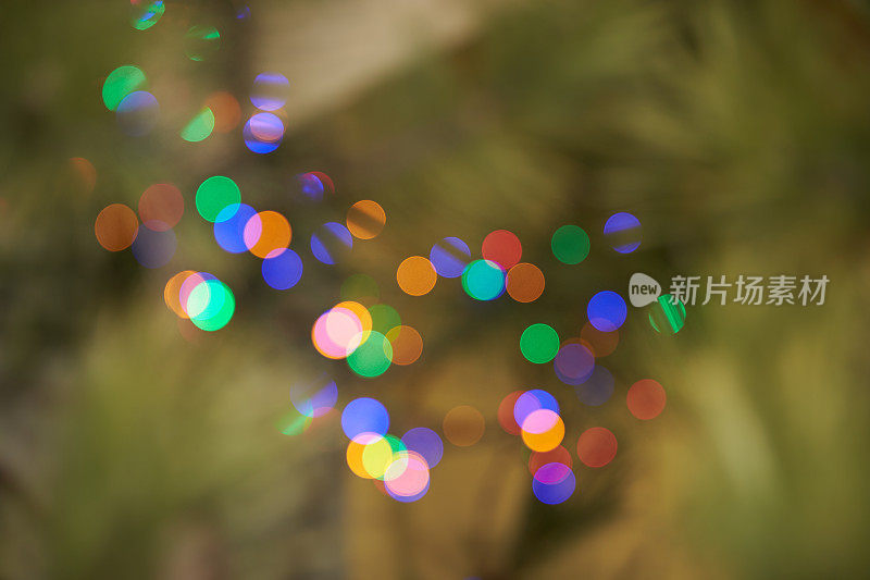 彩色模糊散景背景，闪闪发光，光效，派对。模糊的光抽象背景与散景散焦光。圣诞节的时候