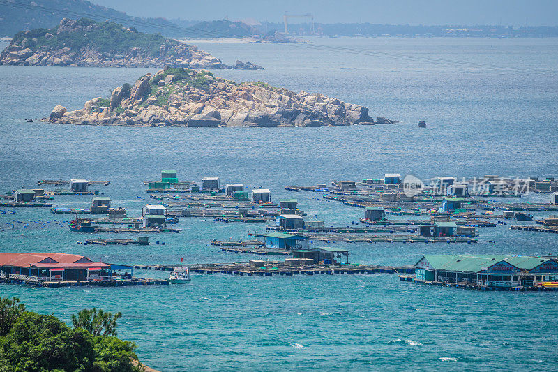 平巴潘朗岛海上水产养殖的木筏屋区