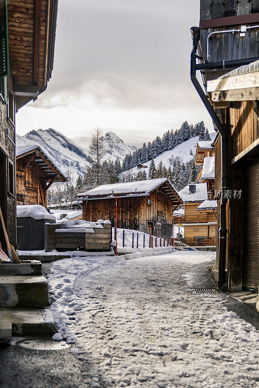 美丽的阳光明媚的冬日，在瑞士阿尔卑斯山的穆伦村