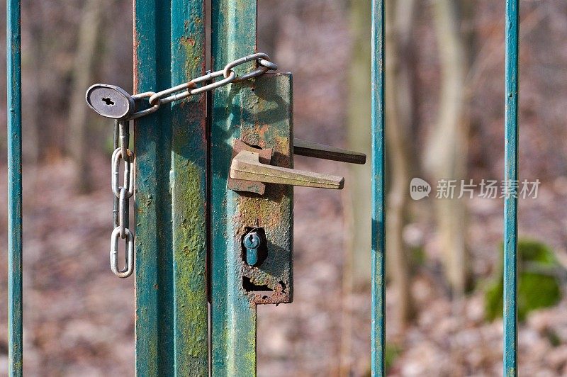 锁定安全挂锁。禁止进入或非法侵入私人或限制财产的概念。
