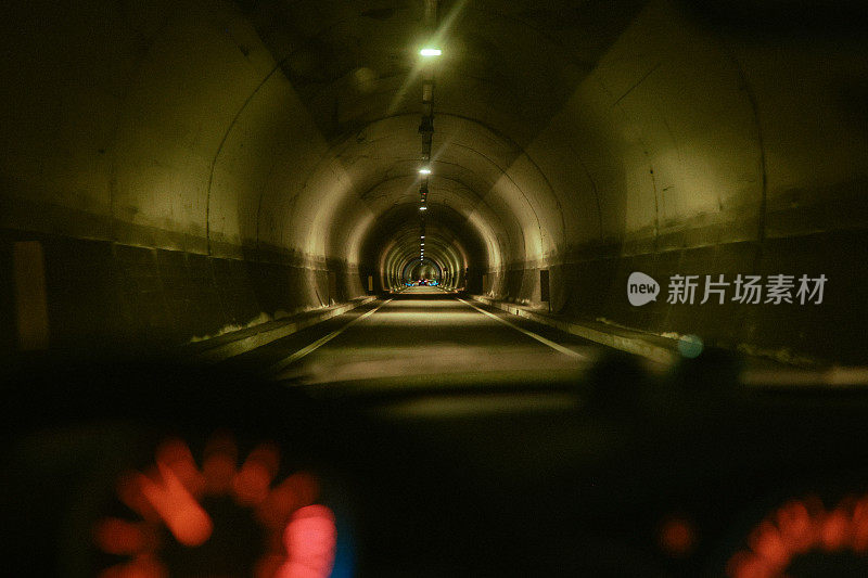 开车穿过科莫湖边的隧道