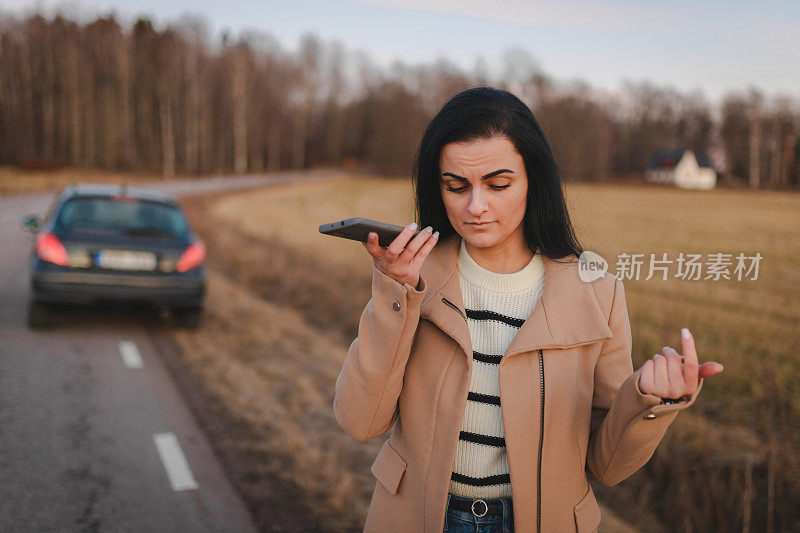 美丽的年轻女子用手机求救，因为她的车坏了