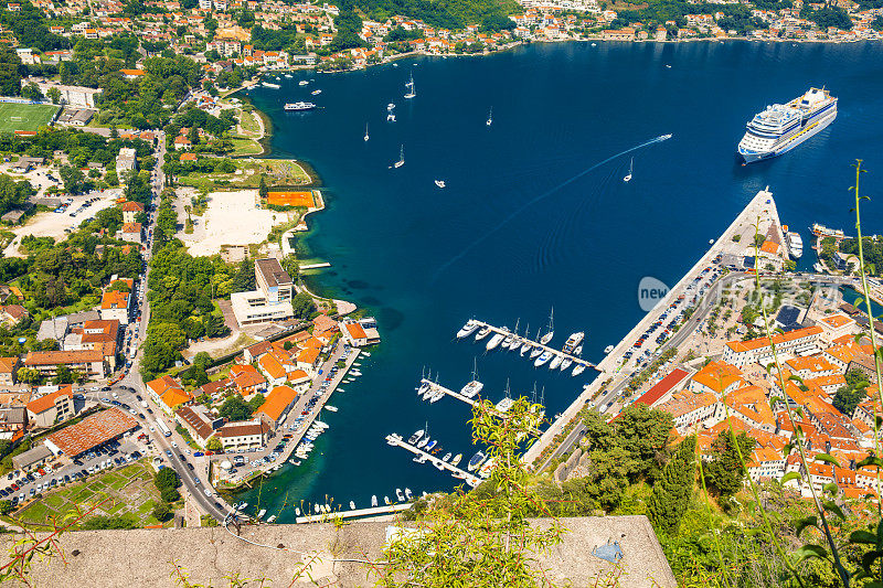 从黑山的洛文斯山上鸟瞰科托尔湾和老城区的码头。夏天的亚得里亚海峡湾有游艇和游船