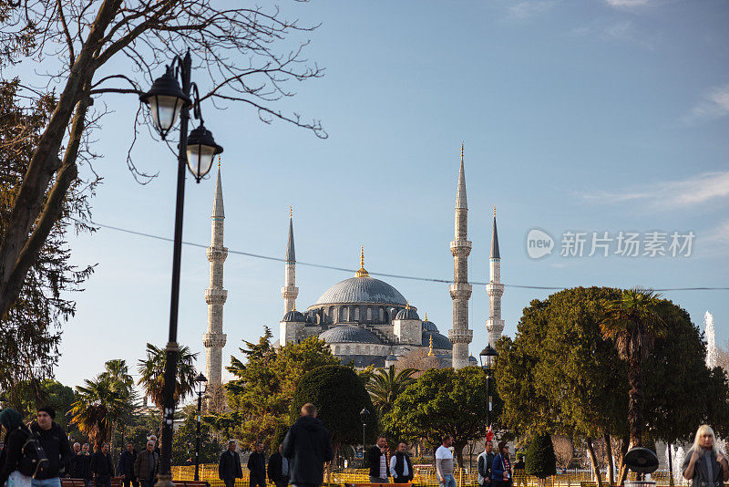 从伊斯坦布尔Sultanahmet公园眺望蓝色清真寺