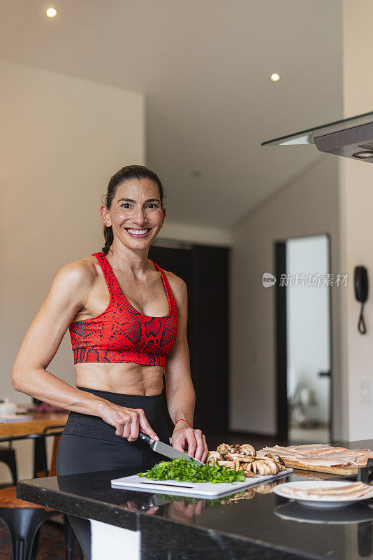 漂亮的成年女人在家里吃午饭