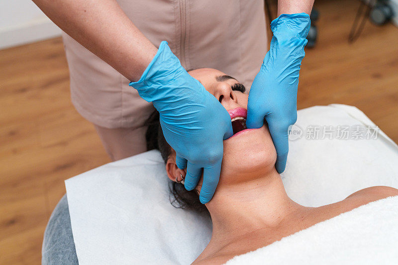 熟练的治疗师管理颞下颌关节手工疗法颌骨疼痛