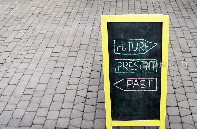 指针箭头显示三个不同的选项:过去，现在和未来。