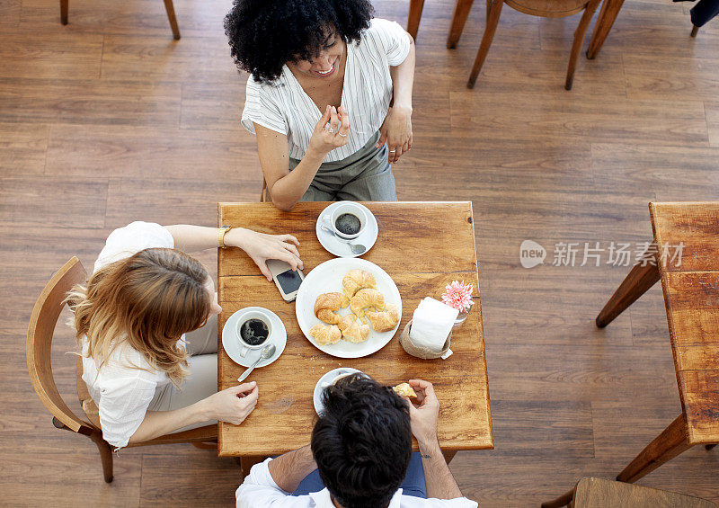 一群朋友在咖啡馆里喝咖啡聊天