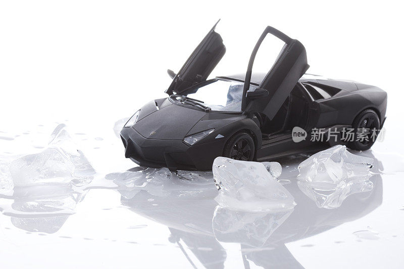 跑车模型与冰块