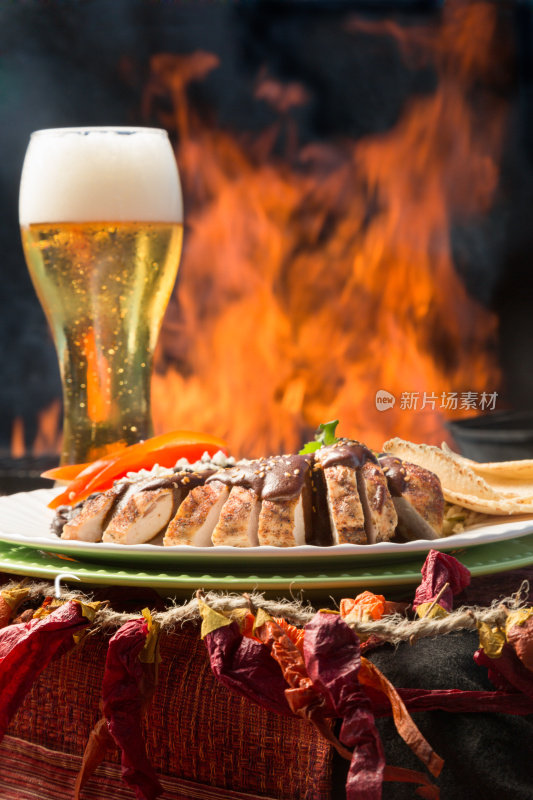 墨西哥烤鸡玉米饼，啤酒和火