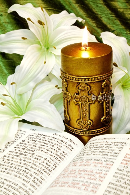 宗教:复活节圣经圣经中的蜡烛，十字架和百合花