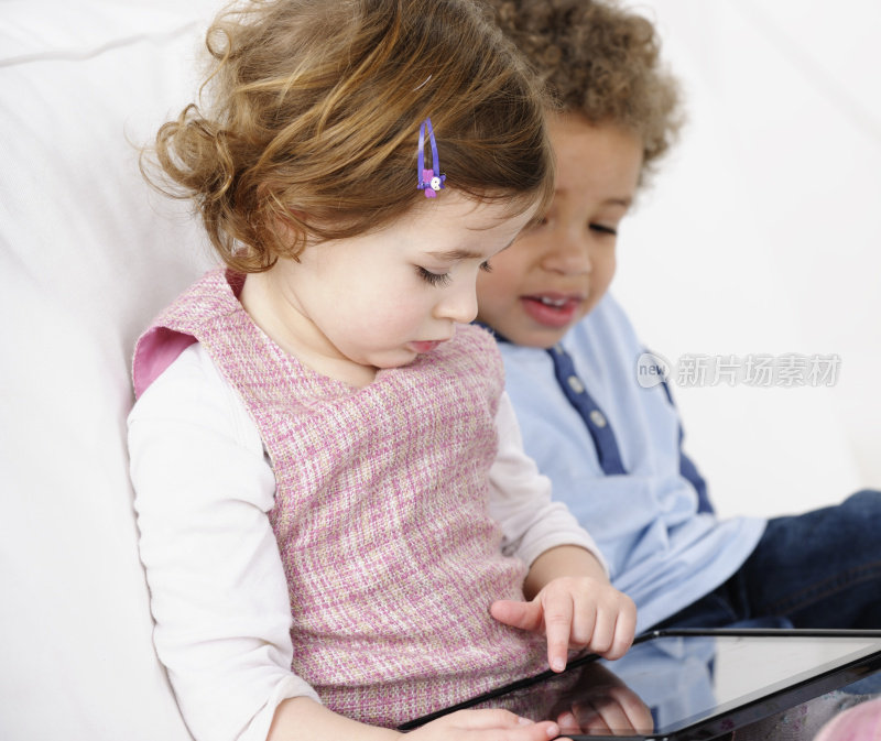 幼儿在起居室使用数字平板电脑的特写