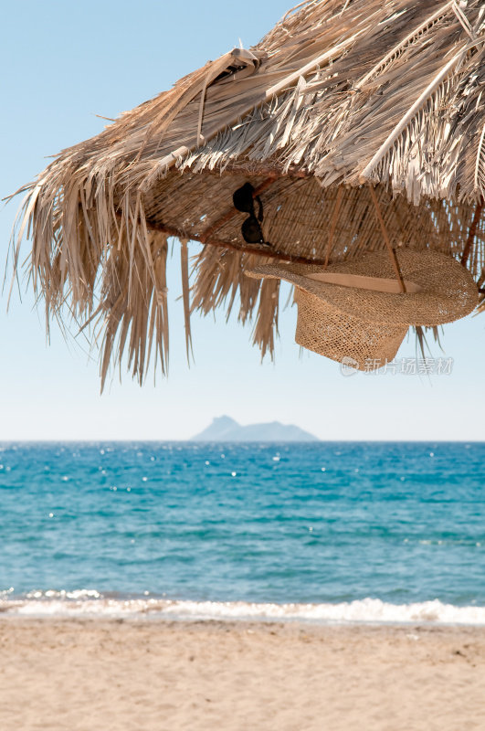 详细照片的海滩伞与度假设备，copyspace