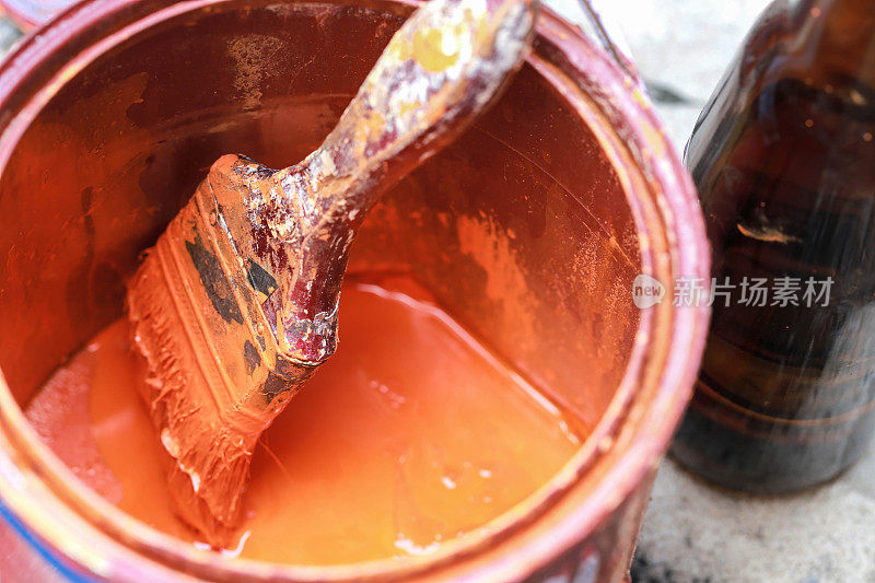 旧的油漆刷工具在上面的罐子。