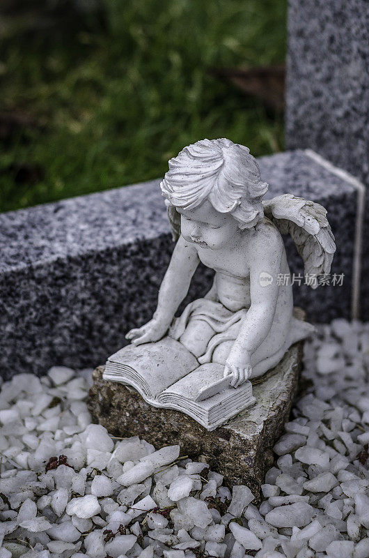墓地里的石头小天使，彩色图像