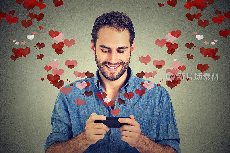 男人用手机发送爱情短信