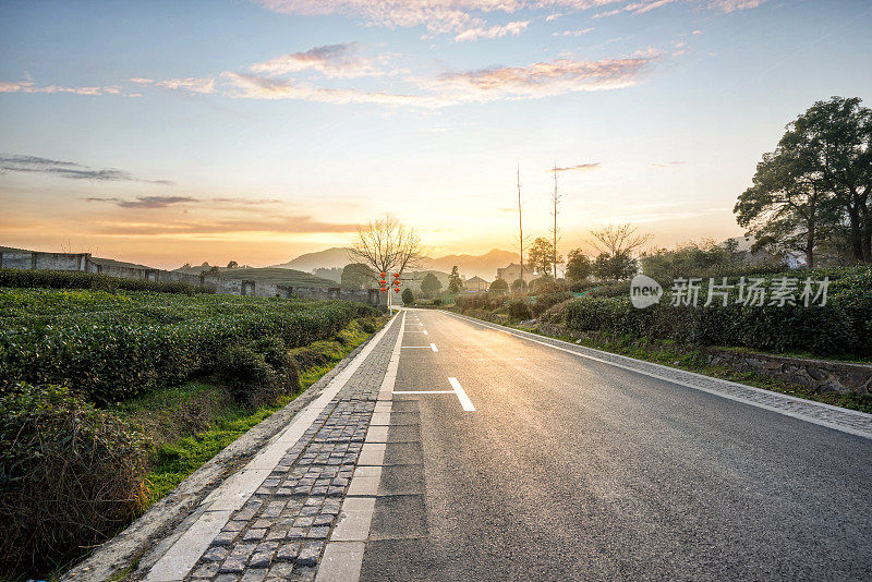 通往中国远郊的弯弯曲曲的道路