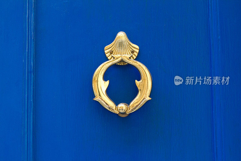 马耳他:充满活力的蓝色门上的黄铜门环(特写)