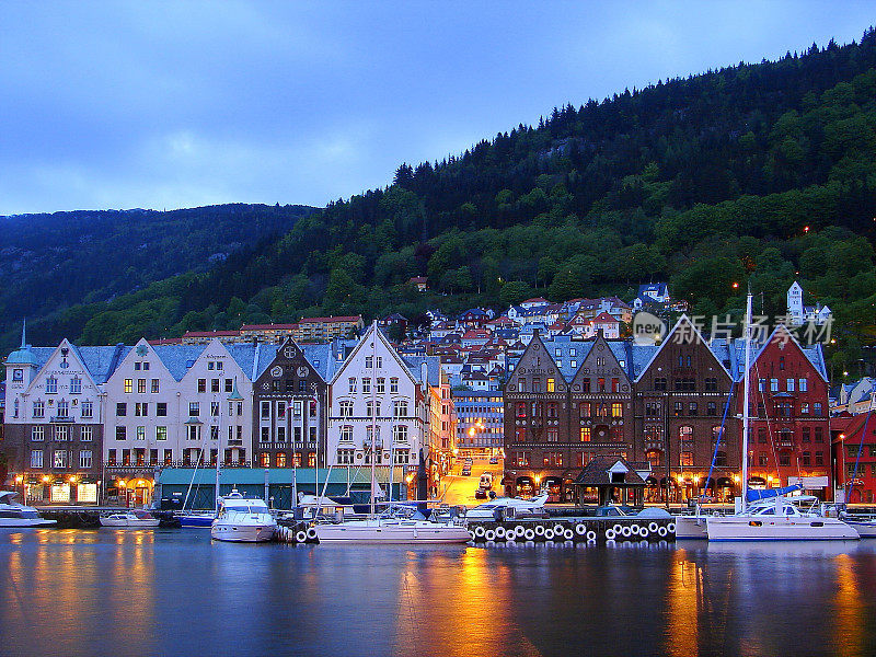 挪威:令人印象深刻的卑尔根城市景观:黄昏的布里根市场海湾，挪威戏剧性的景观，斯堪的纳维亚-北欧国家