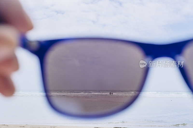 海滩假日，戴着墨镜的POV在彭德Vounder海滩，康沃尔。