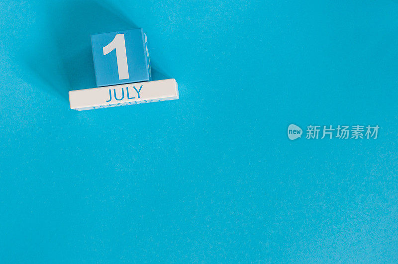 7月1日。蓝色背景上的7月1日木制日历图片。夏天的一天。文本空白