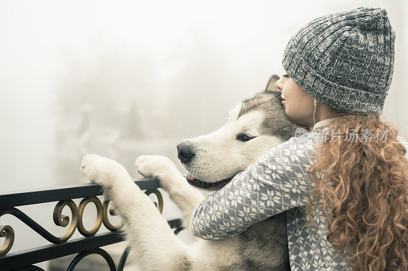 小女孩和她的狗，阿拉斯加雪橇犬，户外的形象