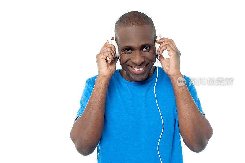 非洲人戴着耳机听音乐