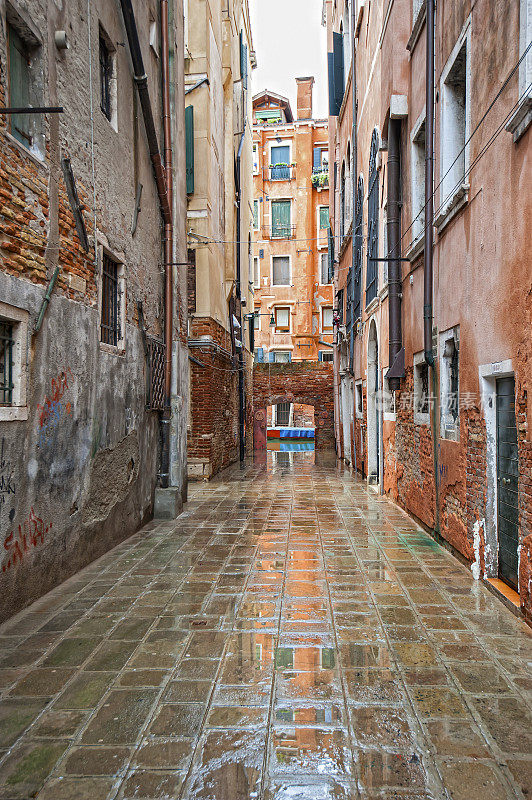 雨后窄巷，意大利威尼斯
