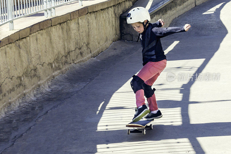 小男孩在滑板公园玩滑板