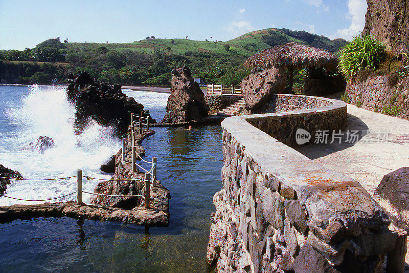 中美洲萨尔瓦多拉利伯塔德附近的熔岩火山岩上的海浪撞击着黑色岩石