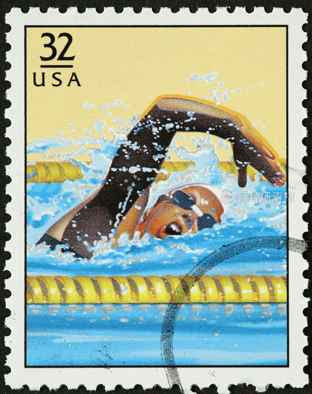 游泳运动员在她的泳道